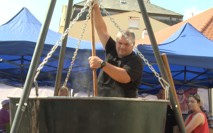 Hatszáz kilogramm halból főzték meg idén Szigetköz legnagyobb halászlevét