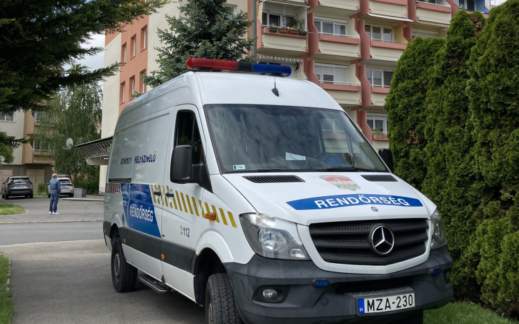 Elrendelte a bíróság az emberölési késelés gyanúsítottjának  letartóztatását