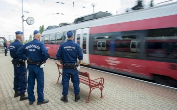 Nemzetközi vonaton fogtak el egy embercsempészt