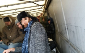 Kamionba megbújva próbáltak Ausztriába jutni - videóval