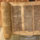 Zsidó kéziratok és szertartási tárgyak – a jeruzsálemi Israel Museum kiállítása (Fotó: Stipkovits Veronika)