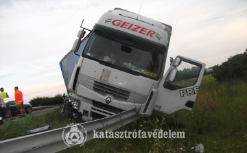 Kamion szakította át a szalagkorlátot 