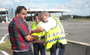 Szerb embercsempész, szíriai menekültek