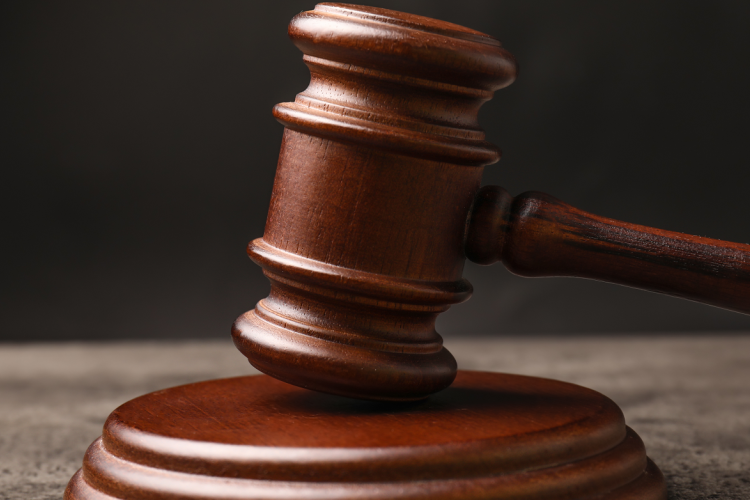 Lopott, rongált és egy iskolába is betört - 23 bűncselekmény miatt kell felelnie