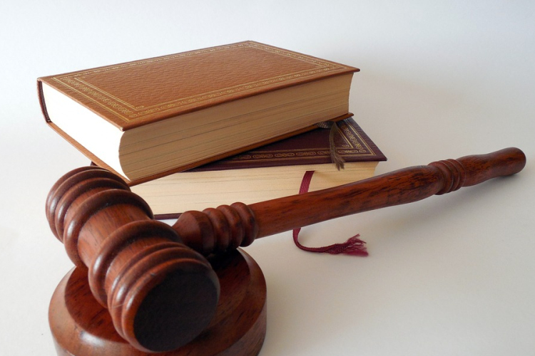 Súlyosan bántalmazta hűtlen élettársát, emberölés kísérletével vádolják