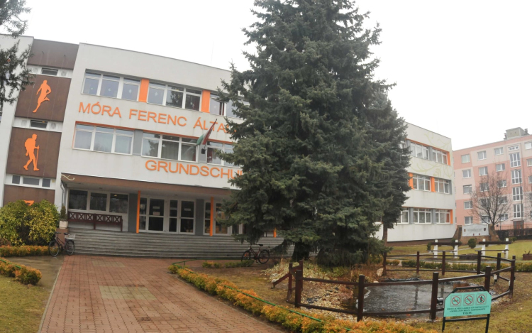 Digitális oktatásra áll át a Móra iskola