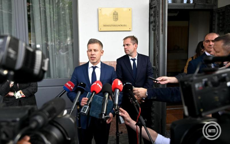 Magyar Péter: megtörtént a minisztériumi átadás-átvétel