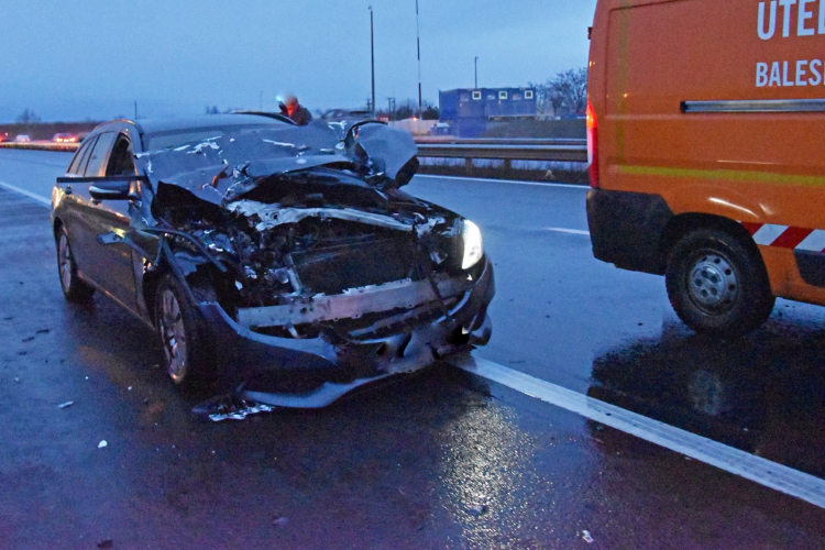 Furgon és személyautó ütközött Levélnél az M1-esen