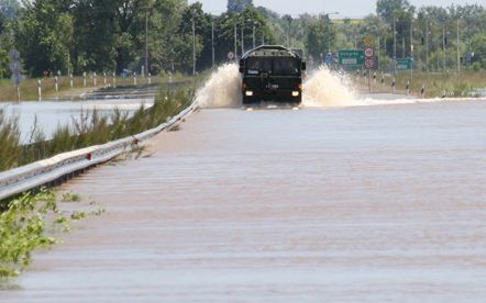 Útszűkűlet és vízátfolyások nehezítik a közlekedést 