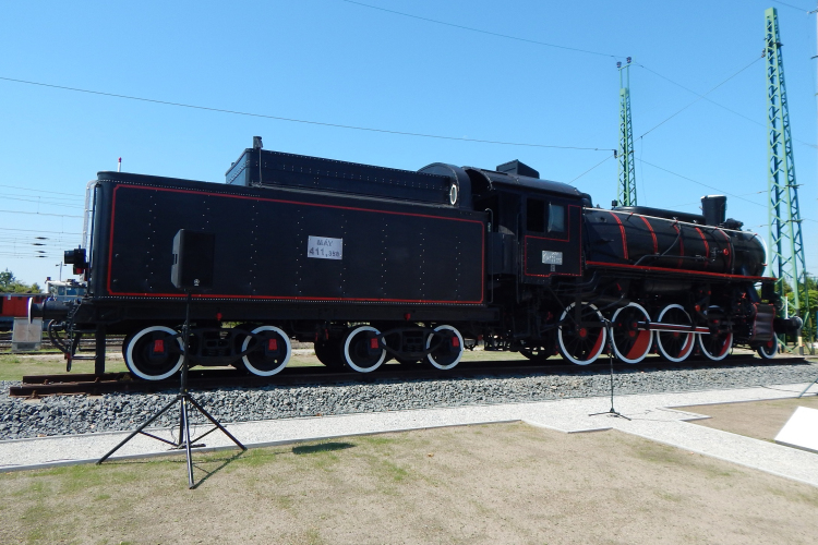 Felavatták a mozdonyszobrot Hegyeshalomban