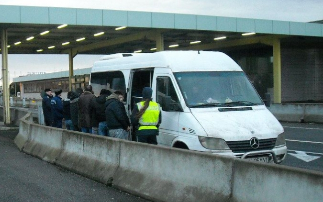 Migránsok vasúton és közúton