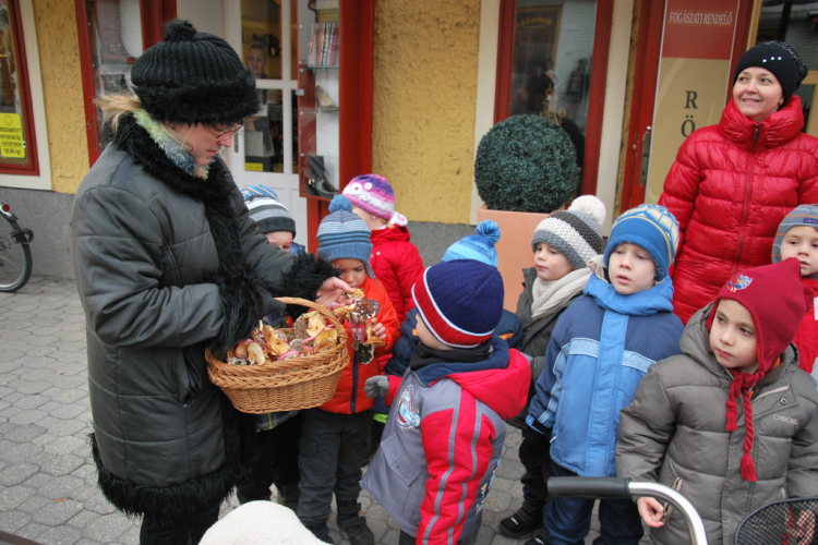 Karácsonyfát díszítettek az óvodások (Fotó: Nagy Mária)