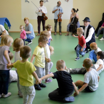 Gyereknap a Pillangó Óvodában és Mini Bölcsődében, a Kislaptáros zenekarral