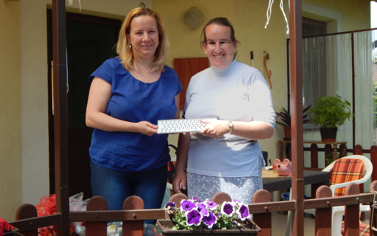 Bluetooth billentyűzetet kapott Irisz a Mosonmagyaróvári Lions Klubtól