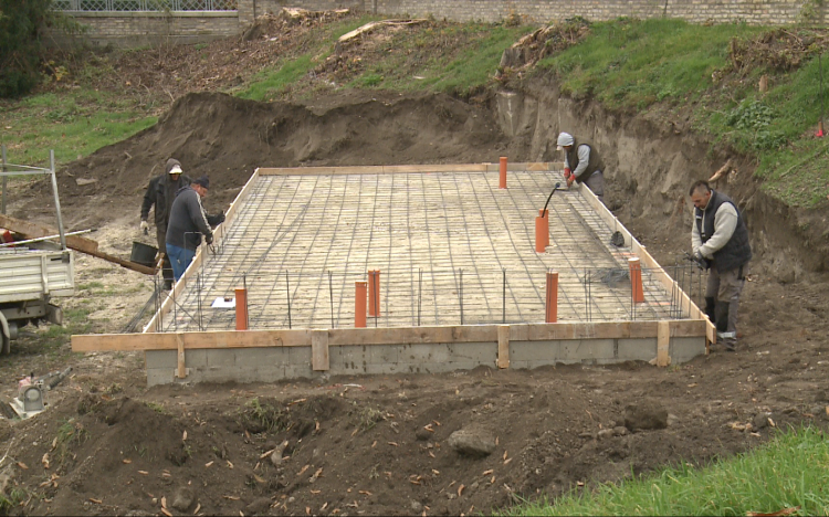 Megkezdődtek a szabadtéri színpad építési munkálatai