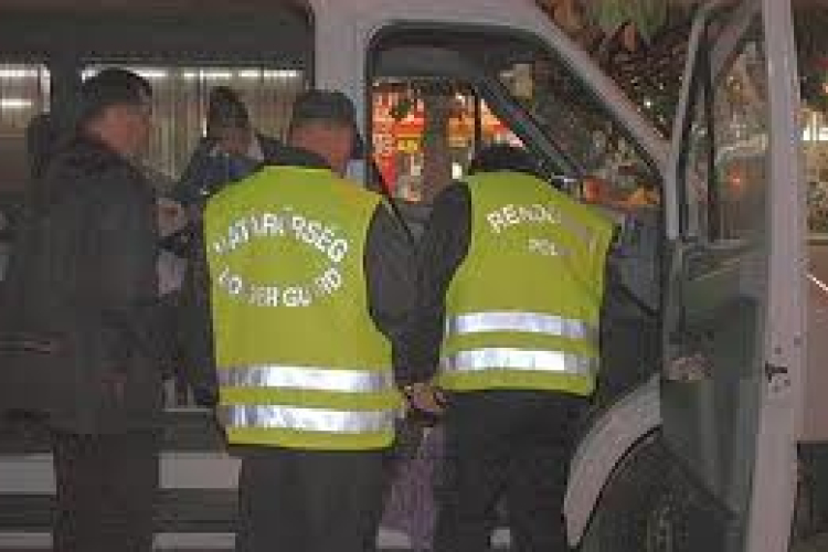 Egy embercsempész és kilenc migráns rendőrkézen