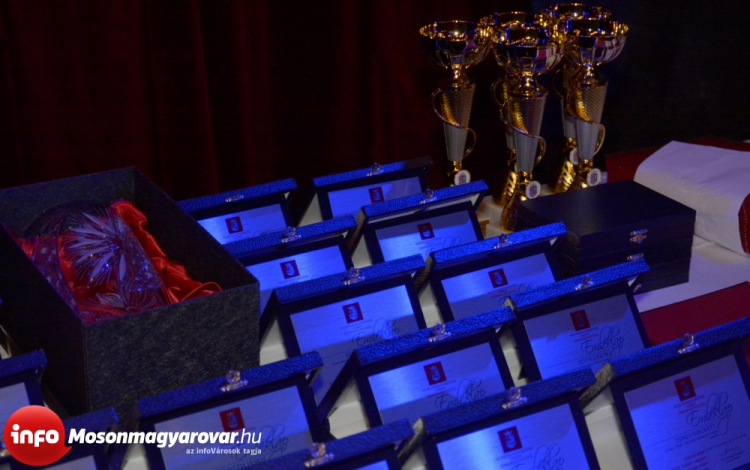 Sportolóit díjazta a város - képgalériával