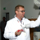 Kőrisfacsemetéket ültettek a diákok a Nolato Magyarország Kft telephelyén