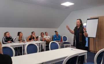 dr. Csernus Imre is segíti az MKC-ban játszó kézilabdázók munkáját