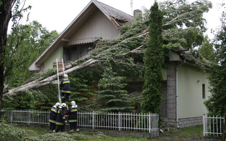 Több mint ötven káresemény történt a vihar miatt