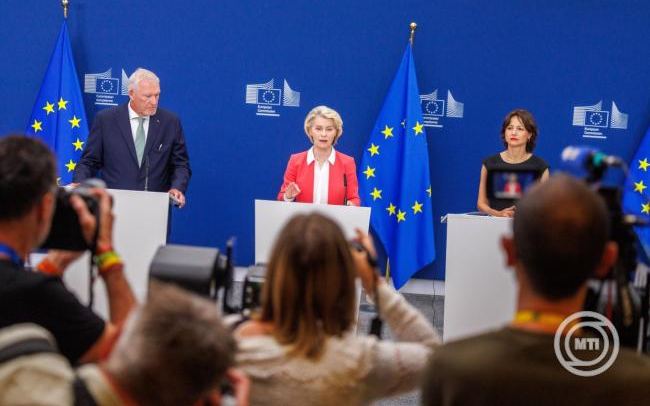 Ursula von der Leyen: életkori korlátozásokra van szükség az internetes platformokon