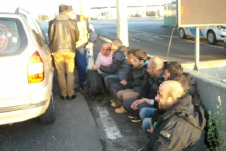 Pakisztáni embercsempész, szíriai menekültek