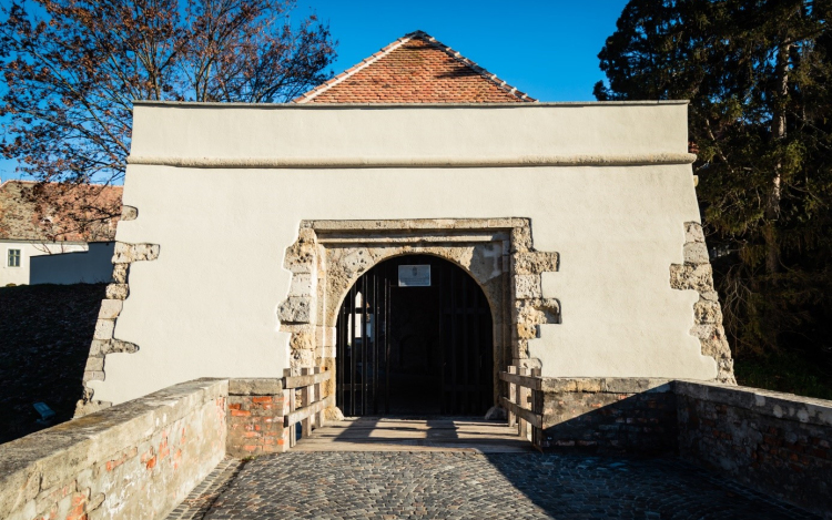 Megújult a várkapu és a vársétány