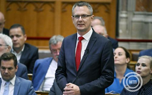Rétvári Bence: azért módosítják az alaptörvényt, hogy a korábbi Fidesz-KDNP-s képviselőket eltávolítsák a parlamentből
