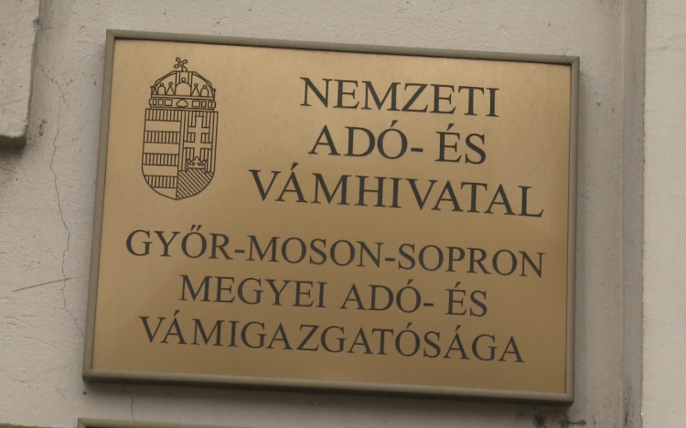 Csütörtök éjfélig várja az SMS-eket a NAV