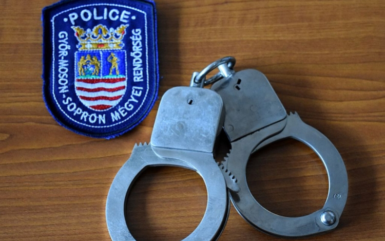 Bedrogozva, barátja irataival akarta igazolni magát