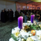 Szent György Lovagrend - száz méteres szentkalács osztása, adventi gyertya gyújtás (Fotó: Horváth Attila)