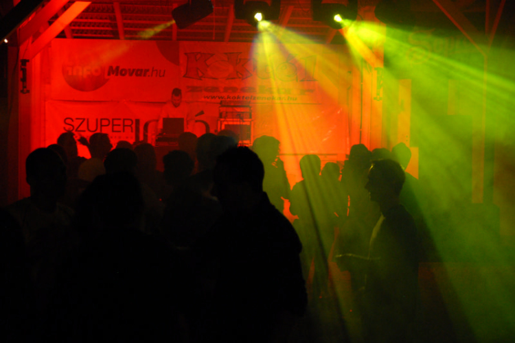 KOZMIX A HÁZBAN A FAHÁZBAN