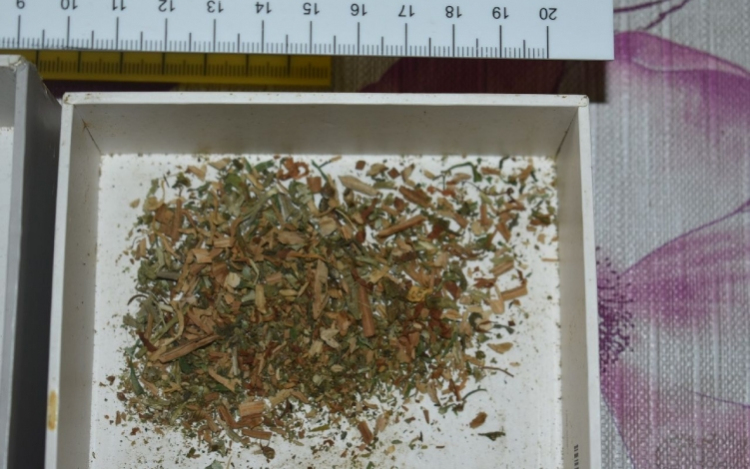 Autóban találtak kábítószergyanús anyagot