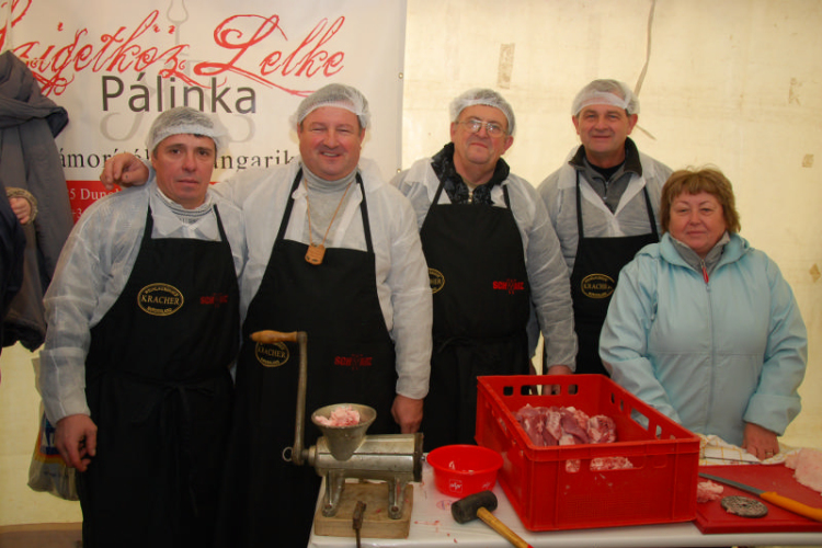 Kolbásztöltő verseny (Fotó: Nagy Mária)