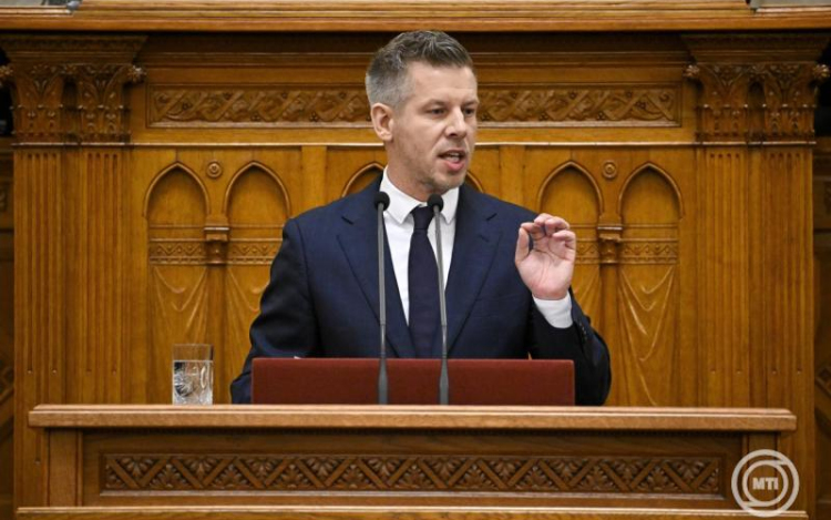 Magyar Péter: hétfőn az Országgyűlés elfogadja az alaptörvény 17. módosítását