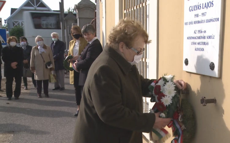 Koszorúzás a városban - az 1956-os forradalom mártírjaira emlékeztek