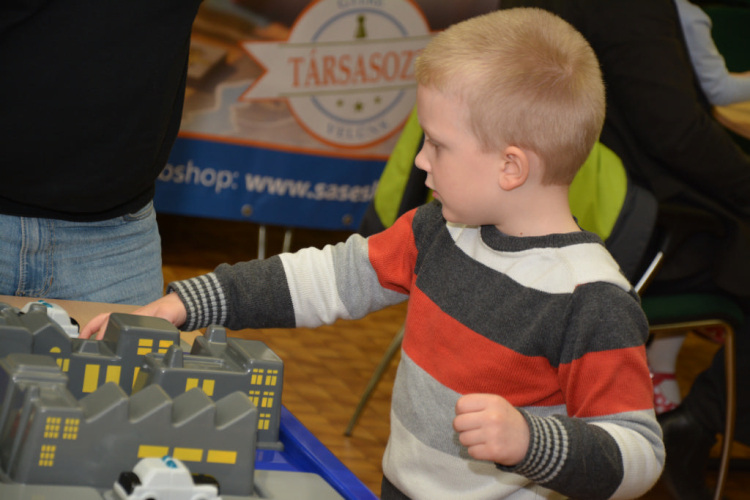 Családi társasjáték (Fotó: Nagy Mária)