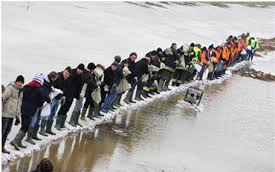 A közeledő vihar miatt minden civil szüntesse be a munkát a gátakon! 