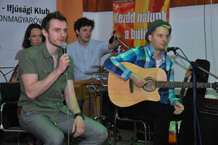 Költészet napja a FIÓK-ban a Kávészünet zenekarral (Fotó: Nagy Mária)