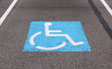 Jogosulatlanul használta a mozgáskorlátozott igazolványt