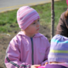 Faültetés óvodásokkal (Fotó: Nagy Mária)