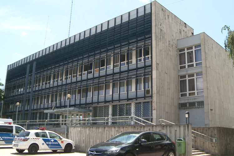 Eltiltás alatt, kábítószer hatása alatt vezetett