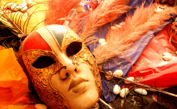 Itt a farsang, áll a bál