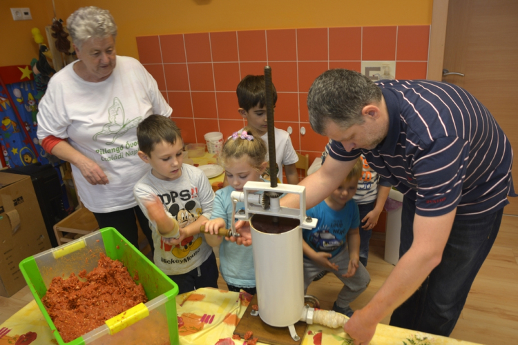 Pillangó Óvoda és Mini Bölcsőde, kolbásztöltés 