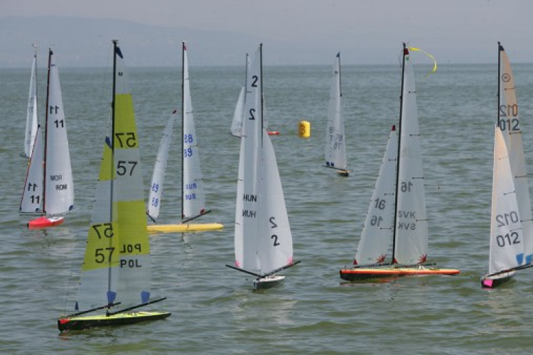 Vitorláshajó modellek versenye a Báger-tavon