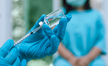 A harmadik oltással előznék meg a koronavírus negyedik hullámát