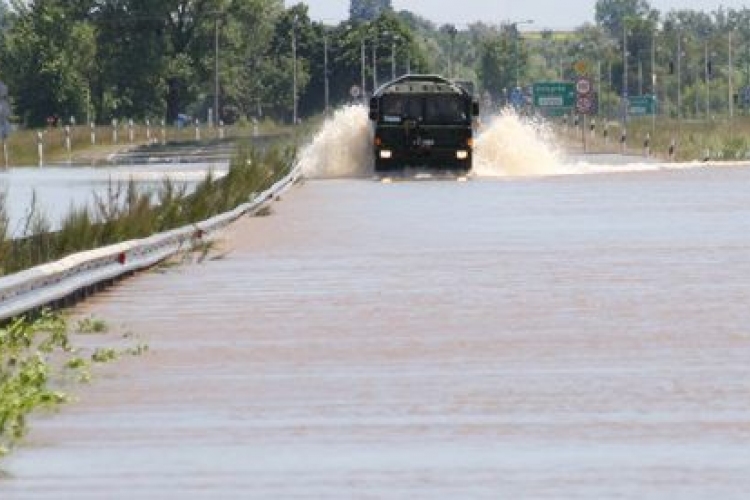 Útszűkűlet és vízátfolyások nehezítik a közlekedést 