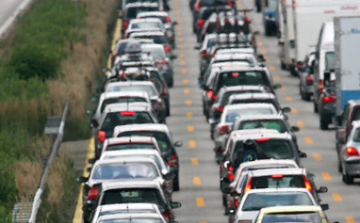 A tehergépjármű forgalom torlódik az M1-es autópályán