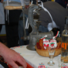 Kolbásztöltő verseny (Fotó: Nagy Mária)