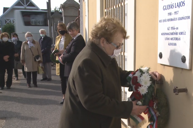 Koszorúzás a városban - az 1956-os forradalom mártírjaira emlékeztek